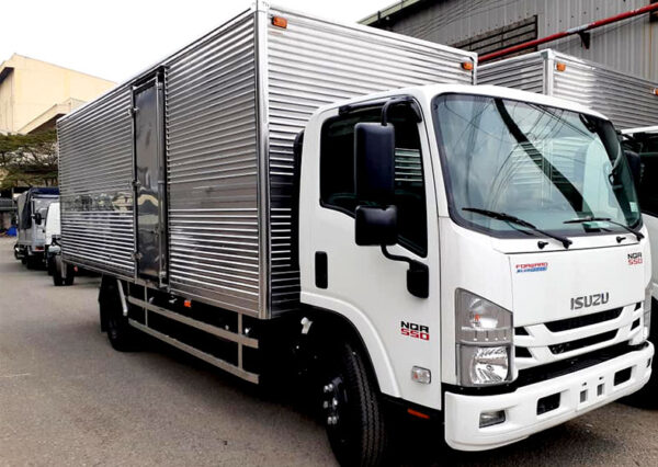 ISUZU 5 TẤN NQR 550 THÙNG KÍN