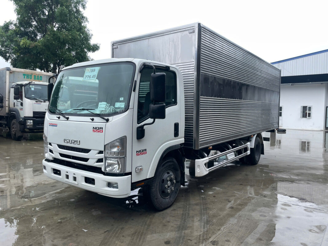 Xe Tải Isuzu NQR75ME5 5.5 Tấn Thùng Kín