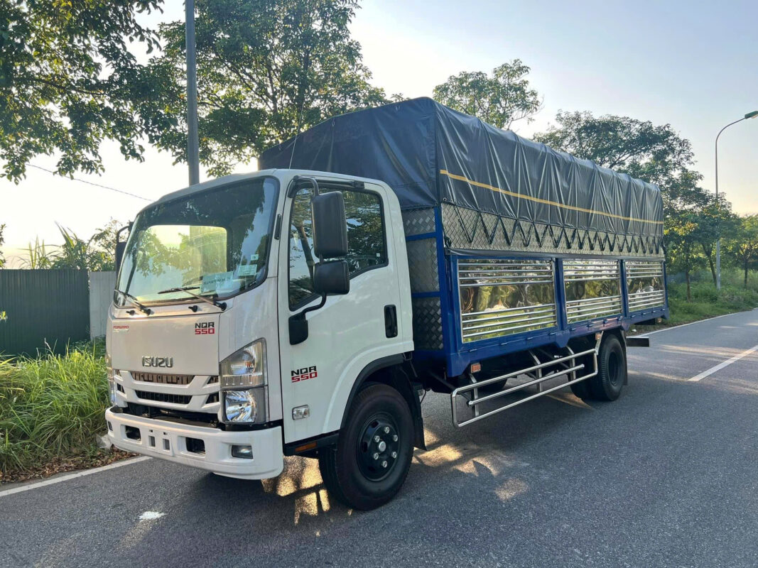 XE TẢI 5 TẤN ISUZU N- SERIES QNR550 THÙNG MUI BẠT