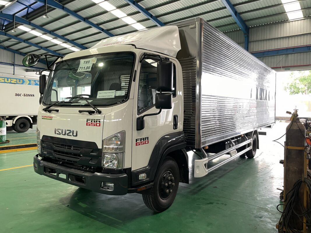 Xe Tải Isuzu FRR90NE5 6.5 Tấn Thùng Kín